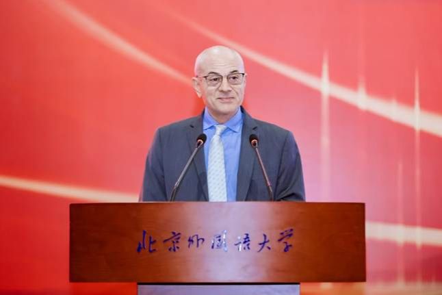 穿着西装笔挺的男子与配字 AI 生成的内容可能不正确。